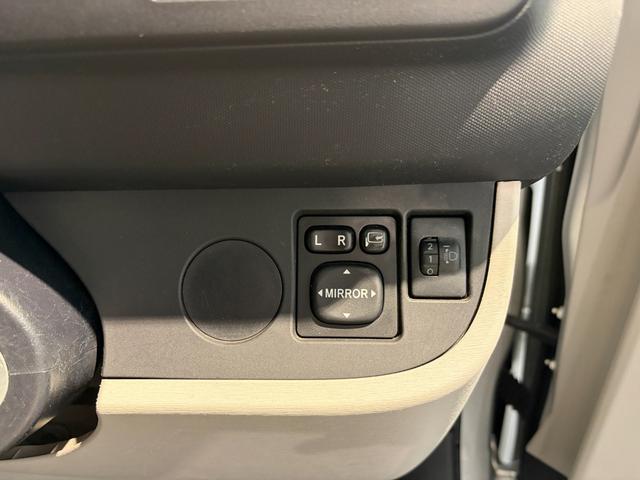 ｉＱ １００Ｘ　純正ナビ　Ｂｌｕｅｔｏｏｔｈ　パワステキーレス　電動格納ミラー　ＥＴＣ　パワーウインドウ　ステアリングリモコン（16枚目）