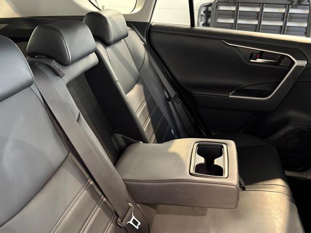 ＲＡＶ４ Ｇ　純正９インチナビ　前後ドラレコ　パワーゲート　ステアリングヒーター　シートヒーター　ＵＳＢソケット　パワーシート　オートハイビーム　純正１８インチアルミホイール　革シート　電動パーキング（32枚目）