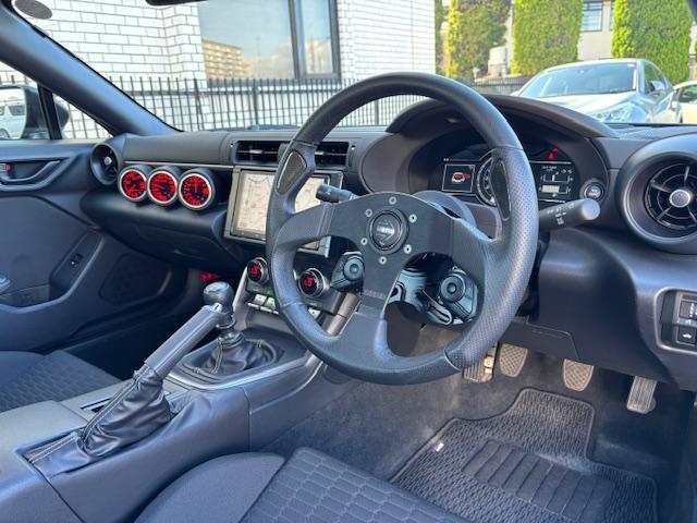 GR86 RC CUSCOクラッチ Defiメーター TOMEIシフトノブ GRエアロスタビライジングカバー momoステアリング WorksBellクイックリリース・SRDKit ナビTV バックカメラ ETC(3枚目)