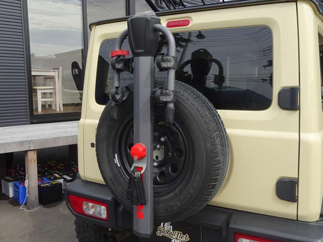 JC 1オーナー・MT車・4WD・リフトアップ・BFホワイトレタータイヤ・2トーンカラー・ルーフキャリア・LEDライト・安全装備・SDナビ・TV・BT音楽・ETC・シートヒータ・USB・LEDヘッド/フォグ(26枚目)