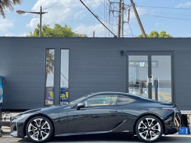 LC500h 1オーナー・ハイブリッド・アルカンターラ本革・OP21AW・カーボンルーフ・スピンドルグリル・3眼LEDヘッド・リアフォグ・大型SDナビ・地TV・Bカメラ・ETC2.0・安全装備・BSM・低走行(5枚目)