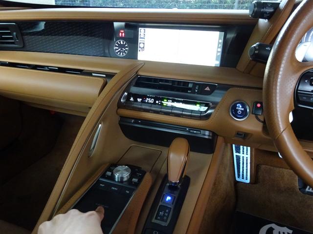 LC500h 1オーナー・ハイブリッド・アルカンターラ本革・OP21AW・カーボンルーフ・スピンドルグリル・3眼LEDヘッド・リアフォグ・大型SDナビ・地TV・Bカメラ・ETC2.0・安全装備・BSM・低走行(13枚目)