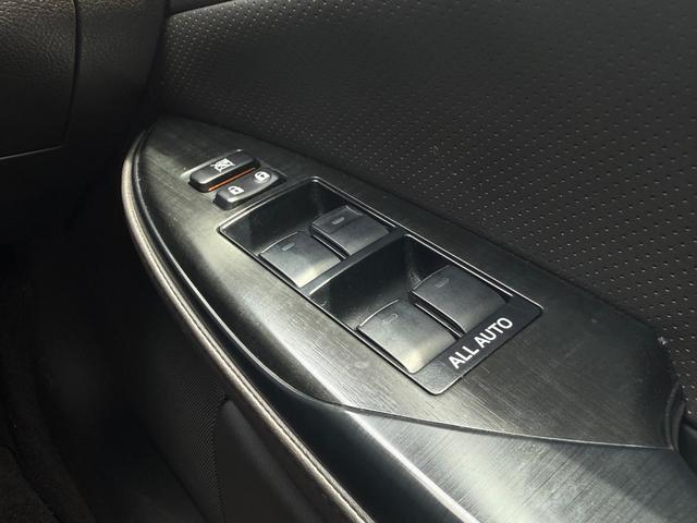 クラウン ２．５アスリート　ナビパッケージ■サンルーフ■本革シート　■メーカー純正ナビ■シートヒーター／クーラー■バックカメラ■ＨＩＤヘッドライト■フィルムガラス■コーナーセンサー■ＴＶ■ＥＴＣ■純正１８インチアルミ■トランクスポイラー（32枚目）