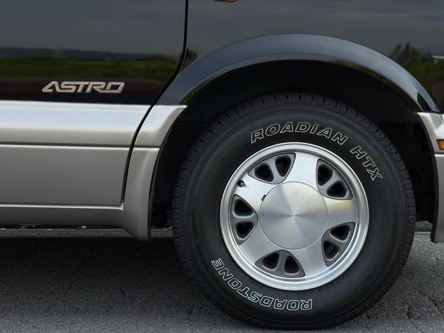 シボレーアストロ ＬＳ■ディーラー車■２ＷＤ■フルオリジナル■８人乗り　■左ハンドル■カロッツェリアナビ／モニター■バックカメラ■ＥＴＣ■純正１５インチアルミ■ホワイトレタータイヤ■Ｂｌｕｅｔｏｏｔｈ■ＤＶＤ■ＴＶ■色替え（6枚目）