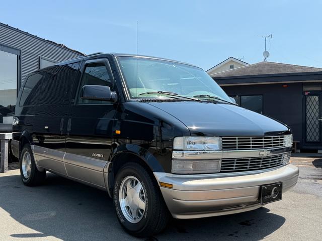 シボレーアストロ ＬＳ■ディーラー車■２ＷＤ■フルオリジナル■８人乗り　■左ハンドル■カロッツェリアナビ／モニター■バックカメラ■ＥＴＣ■純正１５インチアルミ■ホワイトレタータイヤ■Ｂｌｕｅｔｏｏｔｈ■ＤＶＤ■ＴＶ■色替え（13枚目）