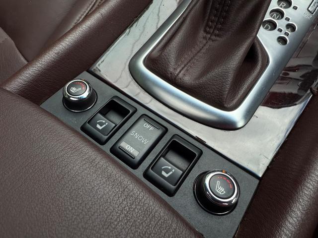 スカイラインクロスオーバー ３７０ＧＴタイプＰ■サンルーフ■アラウンドビューモニター■　３３０馬力■７速ＡＴ■ルーフレール■本革シート■メーカー純正ナビ■超高音エキゾテックジャパンマフラー■ＢＯＳＥサウンドシステム■シートヒーター■リア電動格納シート■ＥＴＣ■ブルートゥース／ＵＳＢ■（10枚目）
