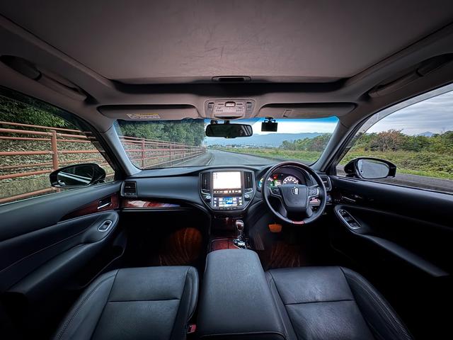 クラウンマジェスタ Fバージョン■サンルーフ■黒本革シート■メーカー純正ナビ ■アラウンドビューモニター■全席イージークロージャー■二列目エアコン■RSRダウンサス■シートヒーター/クーラー■18インチアルミ■プリクラ■レーダクルーズ■BSM■LEDヘッド/フォグ■ETC■(3枚目)