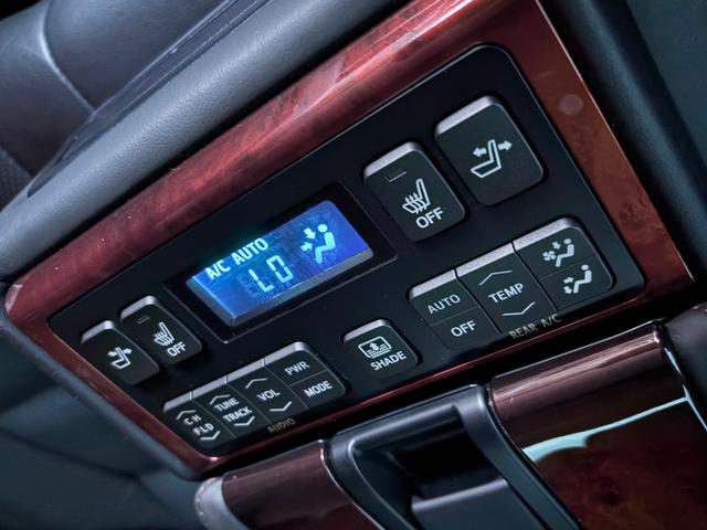 クラウンマジェスタ Fバージョン■サンルーフ■黒本革シート■メーカー純正ナビ ■アラウンドビューモニター■全席イージークロージャー■二列目エアコン■RSRダウンサス■シートヒーター/クーラー■18インチアルミ■プリクラ■レーダクルーズ■BSM■LEDヘッド/フォグ■ETC■(14枚目)