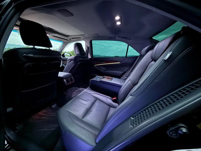 クラウンマジェスタ Fバージョン■サンルーフ■黒本革シート■メーカー純正ナビ ■アラウンドビューモニター■全席イージークロージャー■二列目エアコン■RSRダウンサス■シートヒーター/クーラー■18インチアルミ■プリクラ■レーダクルーズ■BSM■LEDヘッド/フォグ■ETC■(43枚目)