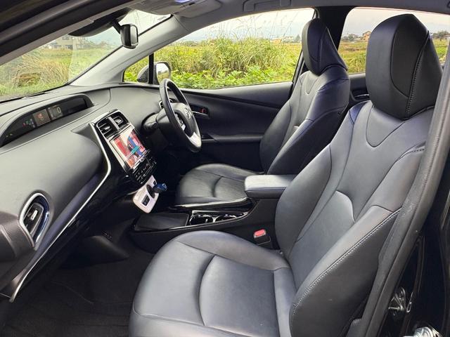 プリウス Aツーリングセレクション■モデリスタフルエアロ■黒本革シート ■アルパイン9インチナビ■LEDヘッド/フォグランプ■シートヒーター■バックカメラ■純正17AW■プリクラッシュ■レーダクルーズコントロール■レーンアシスト■BSM■ヘッドアップディスプレイ■ETC(12枚目)