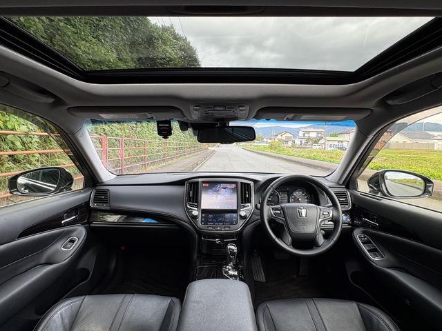 クラウンハイブリッド アスリートG■サンルーフ■黒本革シート■メーカー純正ナビ ■後期型■アドバントパッケージ■純正オプションスパッタリング18インチアルミ■LEDヘッド/フォグランプ■イージークロージャ■プリクラッシュ■レーダクルーズコントロール■コーナーセンサー■ETC(3枚目)
