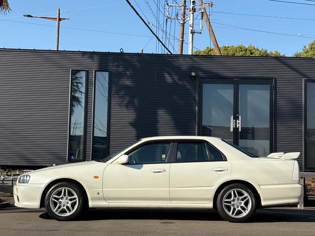 サイドショットもキマっています！こちらの車両はフルノーマル車となっておりますので、このまま乗るも良し、自分好みの車に仕上げるもよしな一台となっております！