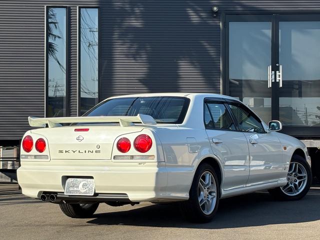 このスカイラインのバックショットのカッコ良さ！リアウィングに、このテールライト！一目でカッコ良さが分かります！
