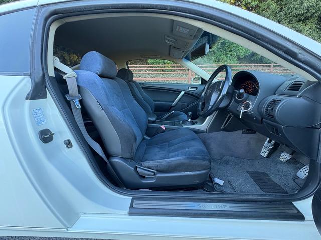 スカイライン 350GT■6速マニュアル■純正18インチアルミ■7万キロ台 ■HIDヘッドランプ■パワーシート■クーペ■ブレンボキャリパー■オートエアコン■フロントフォグランプ■純正オプションホワイトパール(QX1)■タイヤ溝有(9枚目)