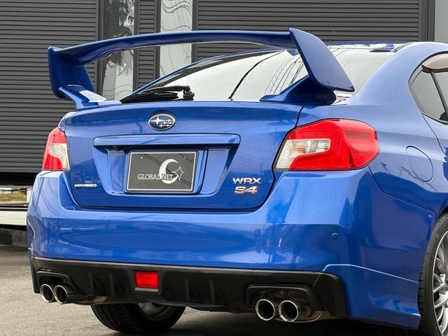 純正オプション大型リアウィングを装着済み！リアウィングを装着する事によって、見た目のカスタム度もアップしますが、走行安定性の向上も図る事ができます♪スポーティさも増します