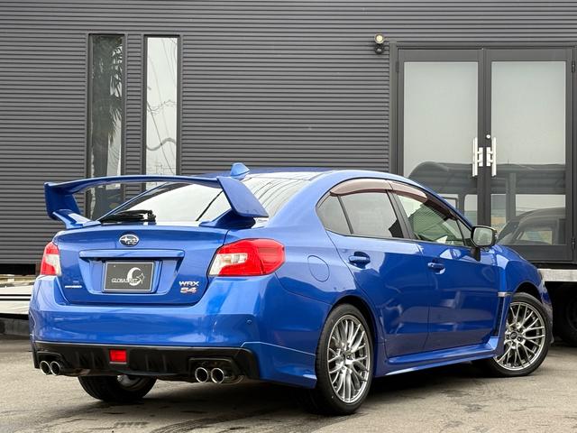 貫禄あるバックショット★純正オプション大型リアウィング装着で、他と差を付けるスポーツ仕様！街を走っていても目立つ事間違いなし！２０００ＣＣのターボ付エンジンで、乗りやすく加速も良い！乗り味も最高ですよ