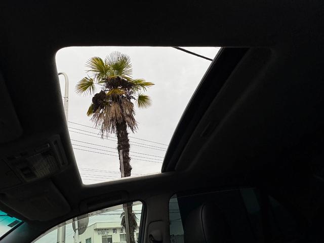 セルシオ Ｃ仕様　インテリアセレクション■黒本革シート■サンルーフ　■純正オプションフロントリップ■マクレビプレミアムサウンド■メーカー純正ナビ■社外１９ＡＷ■全席シートヒーター＆クーラー■パワーシート■電動サンシェード■バックカメラ■全席イージークロージャー■ＥＴＣ（4枚目）