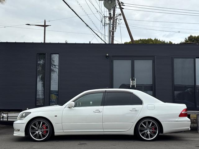 セルシオ Ｃ仕様　インテリアセレクション■黒本革シート■サンルーフ　■純正オプションフロントリップ■マクレビプレミアムサウンド■メーカー純正ナビ■社外１９ＡＷ■全席シートヒーター＆クーラー■パワーシート■電動サンシェード■バックカメラ■全席イージークロージャー■ＥＴＣ（5枚目）