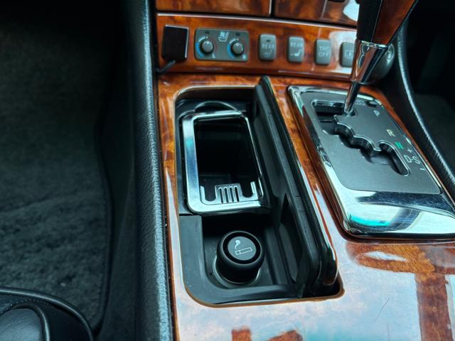 セルシオ Ｃ仕様　インテリアセレクション■黒本革シート■サンルーフ　■純正オプションフロントリップ■マクレビプレミアムサウンド■メーカー純正ナビ■社外１９ＡＷ■全席シートヒーター＆クーラー■パワーシート■電動サンシェード■バックカメラ■全席イージークロージャー■ＥＴＣ（16枚目）