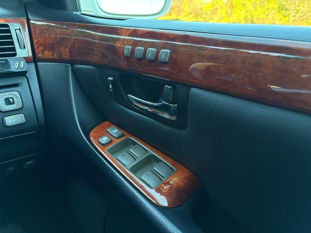 セルシオ Ｃ仕様　インテリアセレクション■黒本革シート■サンルーフ　■純正オプションフロントリップ■マクレビプレミアムサウンド■メーカー純正ナビ■社外１９ＡＷ■全席シートヒーター＆クーラー■パワーシート■電動サンシェード■バックカメラ■全席イージークロージャー■ＥＴＣ（18枚目）