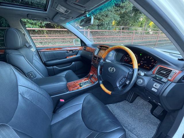 セルシオ Ｃ仕様　インテリアセレクション■黒本革シート■サンルーフ　■純正オプションフロントリップ■マクレビプレミアムサウンド■メーカー純正ナビ■社外１９ＡＷ■全席シートヒーター＆クーラー■パワーシート■電動サンシェード■バックカメラ■全席イージークロージャー■ＥＴＣ（25枚目）