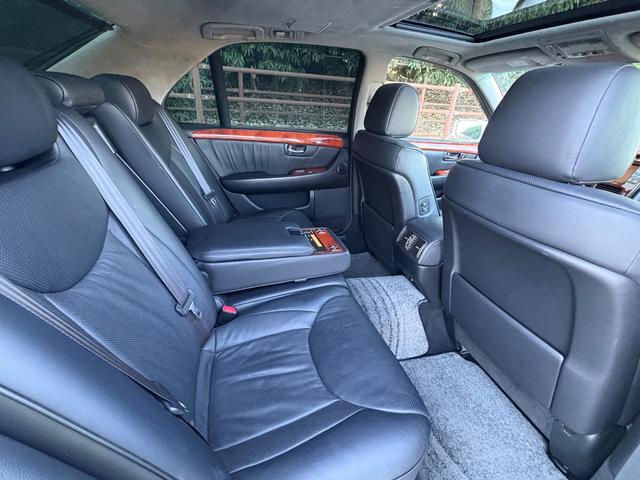 セルシオ Ｃ仕様　インテリアセレクション■黒本革シート■サンルーフ　■純正オプションフロントリップ■マクレビプレミアムサウンド■メーカー純正ナビ■社外１９ＡＷ■全席シートヒーター＆クーラー■パワーシート■電動サンシェード■バックカメラ■全席イージークロージャー■ＥＴＣ（29枚目）