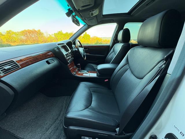 セルシオ Ｃ仕様　インテリアセレクション■黒本革シート■サンルーフ　■純正オプションフロントリップ■マクレビプレミアムサウンド■メーカー純正ナビ■社外１９ＡＷ■全席シートヒーター＆クーラー■パワーシート■電動サンシェード■バックカメラ■全席イージークロージャー■ＥＴＣ（30枚目）