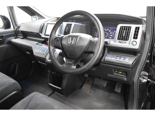 ステップワゴンスパーダ Ｚ　地デジナビ　バックカメラ　オートエアコン　マニュアルモード　フルフラットシート　ＥＴＣ　スマートキー　ＨＩＤ　オートライト　横滑り防止機能　フォグランプ　両側パワースライドドア（17枚目）