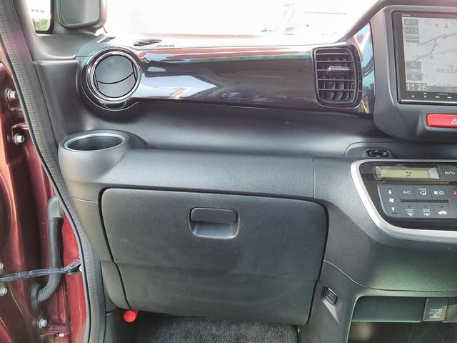 ８インチ大型ナビ！衝突軽減ＣＴＢＡ！両側パワースライドドア！前後ドライブレコーダー！ＥＴＣ！バックカメラ！ロック連動ミラー！Ｂｌｕｅｔｏｏｔｈ！ステアリングスイッチ！サイドバイザー！ＨＩＤ！ＤＶＤ！