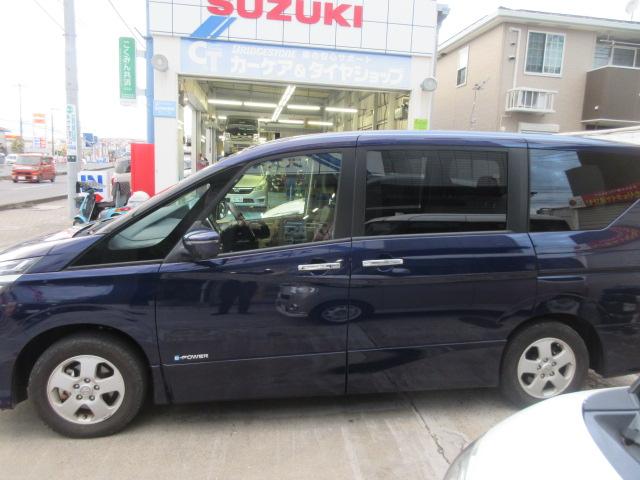 セレナ ｅ－パワー　ハイウェイスターＶ　●ナビ●ＥＴＣ２．０●３６０度ドラレコ＋リヤ●マット●プロパイロット●後席モニター●ブレーキホールド●オートライト●オートエアコン●リヤエアコン●セカンドシートスライド●室内ＬＥＤ●純正アルミあり（5枚目）