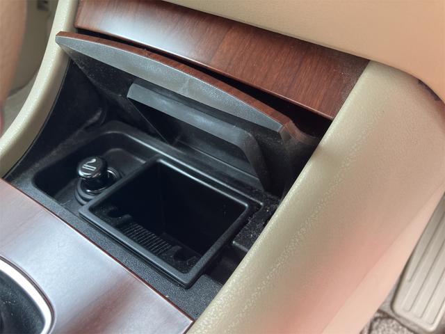 ブルーバードシルフィ ２０Ｍ　ＥＴＣ　ナビ　ＴＶ　オートライト　ＣＶＴ　スマートキー　電動格納ミラー　盗難防止システム　衝突安全ボディ　ＡＢＳ　エアコン　パワーステアリング（5枚目）