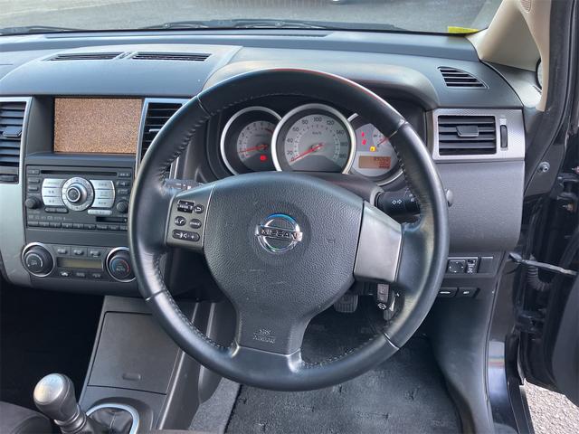 ティーダ １８Ｇ　ＥＴＣ　ナビ　オートライト　ＨＩＤ　スマートキー　電動格納ミラー　ＭＴ　盗難防止システム　衝突安全ボディ　ＡＢＳ　ＣＤ　ＤＶＤ再生　ミュージックプレイヤー接続可　Ｂｌｕｅｔｏｏｔｈ　エアコン（3枚目）