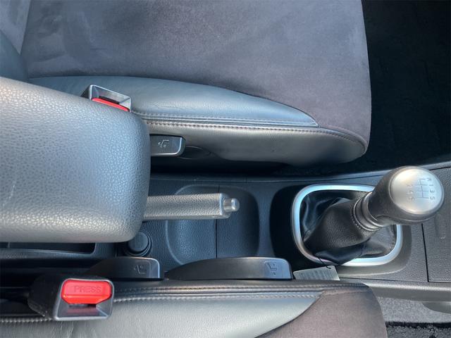 ティーダ １８Ｇ　ＥＴＣ　ナビ　オートライト　ＨＩＤ　スマートキー　電動格納ミラー　ＭＴ　盗難防止システム　衝突安全ボディ　ＡＢＳ　ＣＤ　ＤＶＤ再生　ミュージックプレイヤー接続可　Ｂｌｕｅｔｏｏｔｈ　エアコン（5枚目）