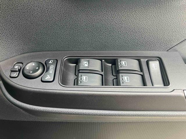 運転席ドアのウインドウ操作スイッチです。すべてのウインドウの開閉操作が可能です。また、ドアミラーはオート開閉なので、ドアロックで自動で閉じ、エンジンスタートで自動で開きます。