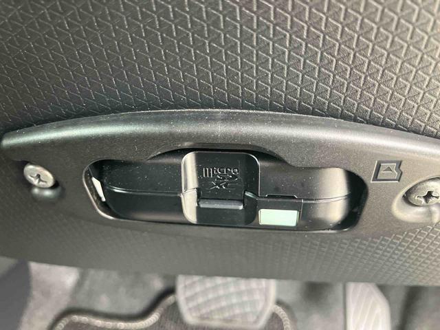 純正ドライブレコーダー付きでナビと連動し、事故直後の映像がその場でナビ画面で確認出来て大変便利です。