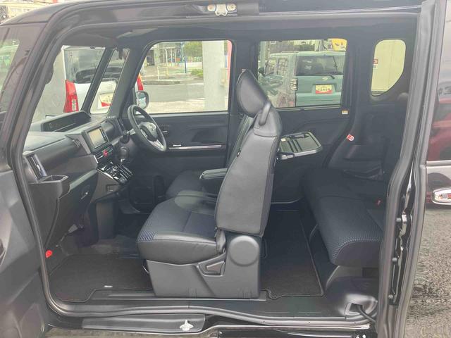 ミラクルオープンドアは前後のドアにピラーを内蔵することによって生まれた大開口のドアで大きな荷物の出し入れも、お子さまとの乗り降りもスムーズ。両側スライドドアなので狭い駐車場や壁際でも安心です。