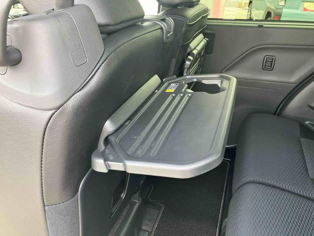 折りたたみ式シートバックテーブル付きで、長時間のドライブや休憩時に後席で飲食も出来て大変便利ですよ。