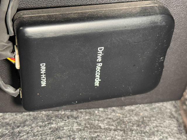 純正ドライブレコーダー付きでナビと連動し、事故直後の映像がその場でナビ画面で確認出来て大変便利です。