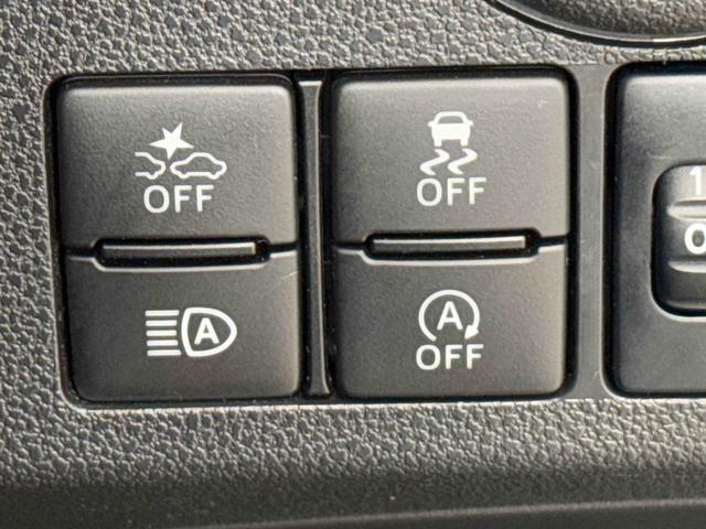 運転席横にあるスイッチです。スマートアシストやアイドリングストップ、横滑り防止機能をＯＦＦにするもの、オートハイビーム機能をＯＮにするものです。