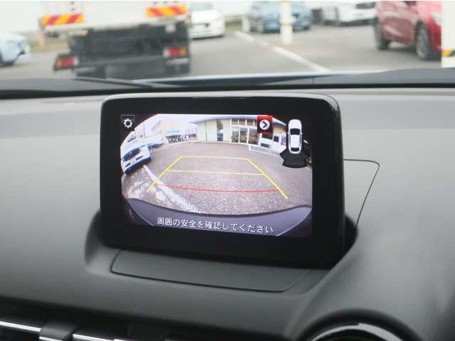 オプション装着の３６０°ビューモニターでは、両サイドとフロント、バックカメラの合成で、あたかも上空から見下ろした様に周囲を確認して頂けます。駐車場だけでなく、Ｔ字路等でも活躍のアイテムです。
