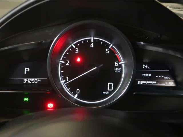 【アクティブ・ドライビングディスプレイ】フロントガラスに様々な情報を投影することで、視線移動と焦点調節を軽減。多くの情報を扱いながらも迷わず確認でき、安全に運転に集中できるコクピット環境を構築しました