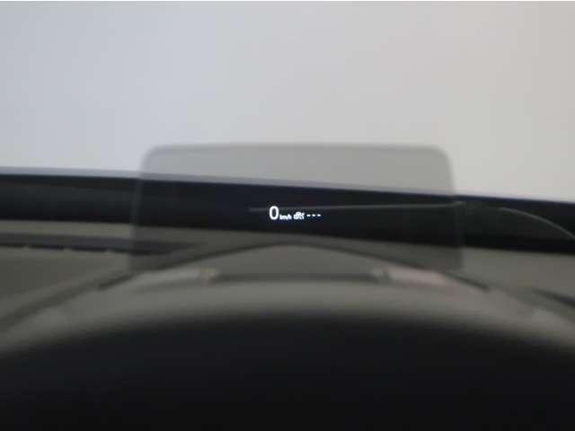 【アクティブ・ドライビングディスプレイ】フロントガラスに様々な情報を投影することで、視線移動と焦点調節を軽減。多くの情報を扱いながらも迷わず確認でき、安全に運転に集中できるコクピット環境を構築しました