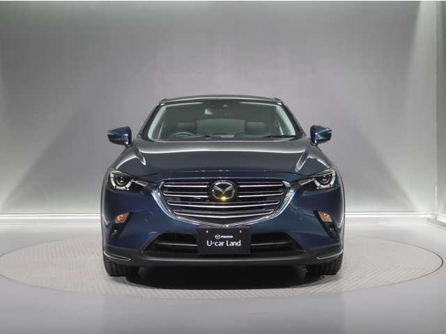 フロントグリルは、メッシュパターンのモチーフを「スタッズ（鋲）」の型を採用することにより、上質感を表現するとともに立体感が生まれ、光の受け方や見る角度により、豊かに表情を変化させます。