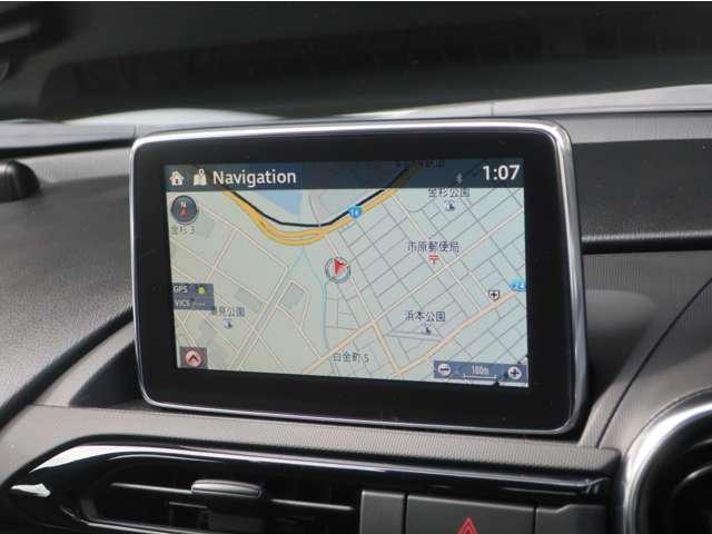 オプション装着の３６０°ビューモニターでは、両サイドとフロント、バックカメラの合成で、あたかも上空から見下ろした様に周囲を確認して頂けます。駐車場だけでなく、Ｔ字路等でも活躍のアイテムです。
