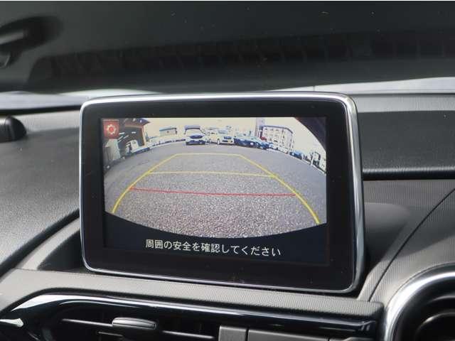 オプション装着の３６０°ビューモニターでは、両サイドとフロント、バックカメラの合成で、あたかも上空から見下ろした様に周囲を確認して頂けます。駐車場だけでなく、Ｔ字路等でも活躍のアイテムです。