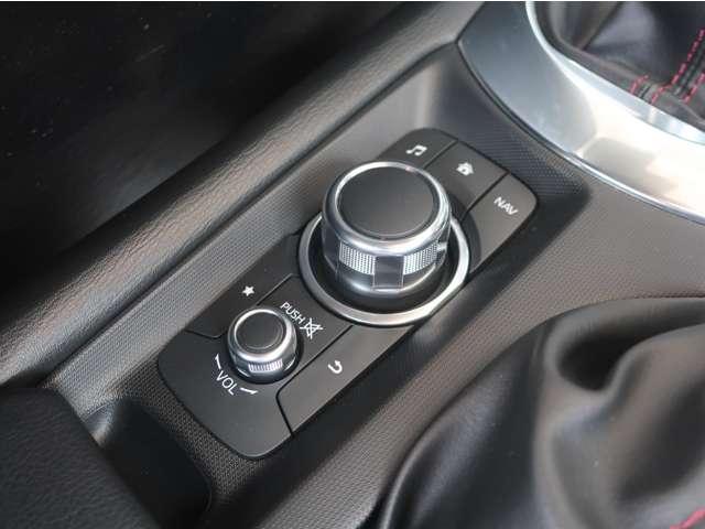 ドライバーを中心に操作機器や計器類を左右対称に配置したコックピット。ヒューマンインターフェイス優先とする事で、疲労軽減や安全にも繋がります。