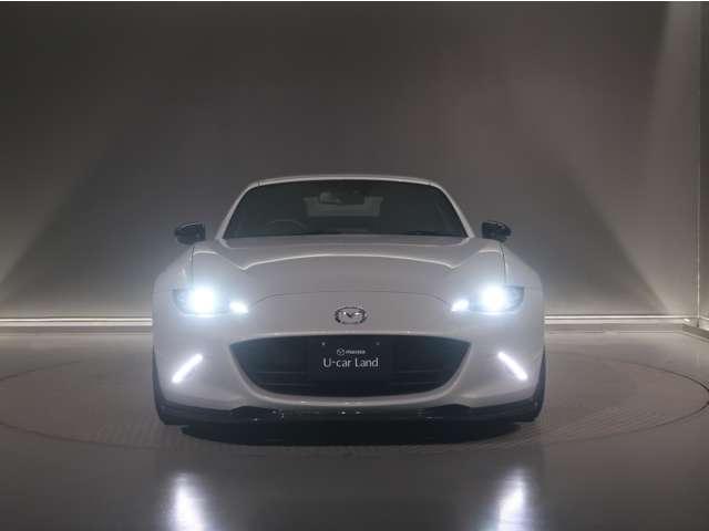 フロントグリルは、メッシュパターンのモチーフを「スタッズ（鋲）」の型を採用することにより、上質感を表現するとともに立体感が生まれ、光の受け方や見る角度により、豊かに表情を変化させます。