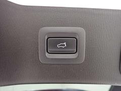 パワーリフトゲートなのでボタン一つでトランクが開け閉めできます。また、運転席と鍵にも開閉スイッチがついております。 7
