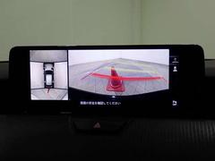 ３６０°ビューモニターでは、両サイドとフロント、バックカメラの合成で、あたかも上空から見下ろした様に周囲を確認して頂けます。駐車場だけでなく、Ｔ字路等でも活躍のアイテムです。 2
