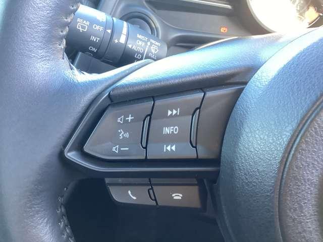 【ステアリングスイッチ】ハンドルに付いているスイッチで、音量の調整や選曲も可能！ハンズフリー通話もできます♪